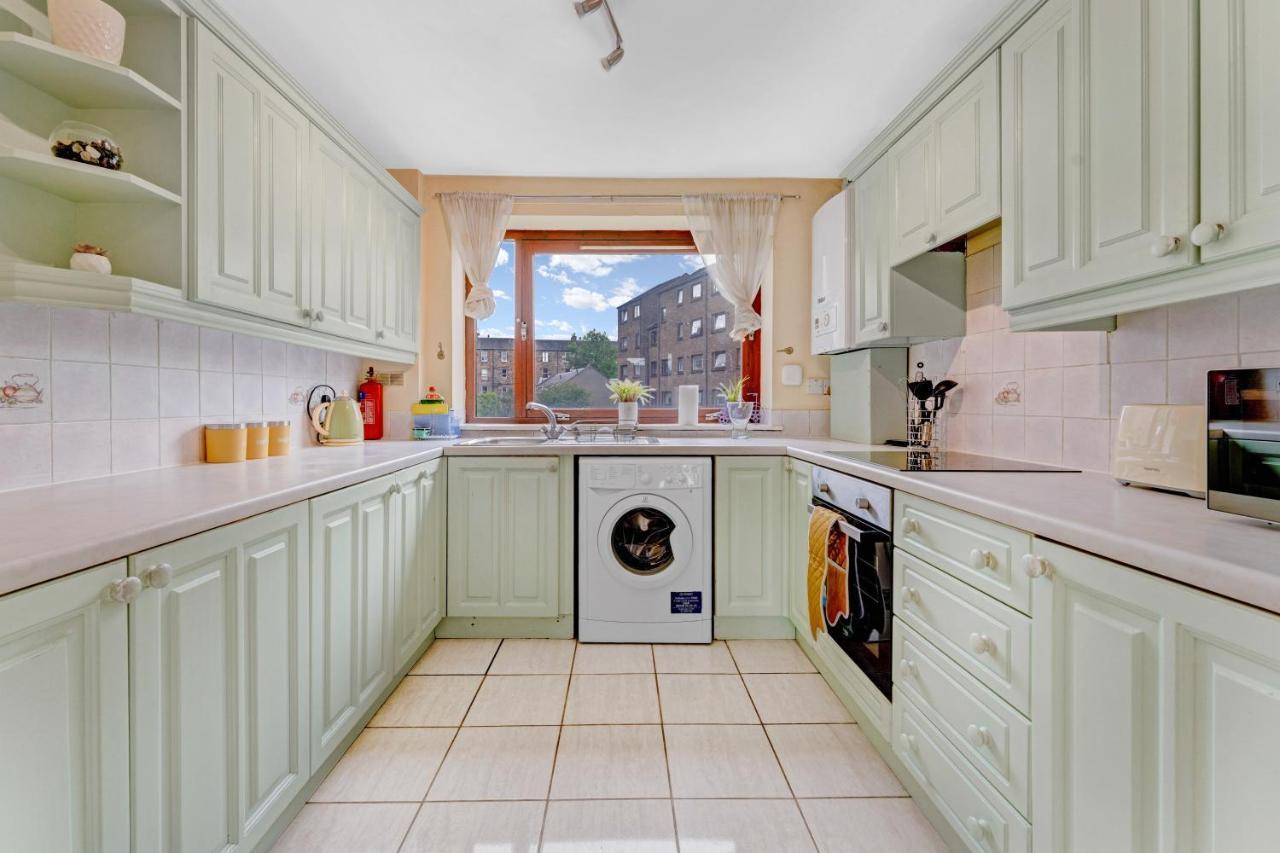 Modern & Spacious 3 Bedroom In Heart Of - Private Car Park On Site & Stunning Views Of Arthur Seat - Sleeps 10 Apartment EDI